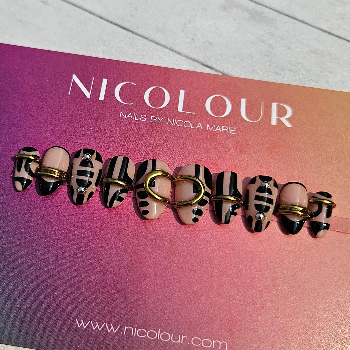 Heritage press on nail set
