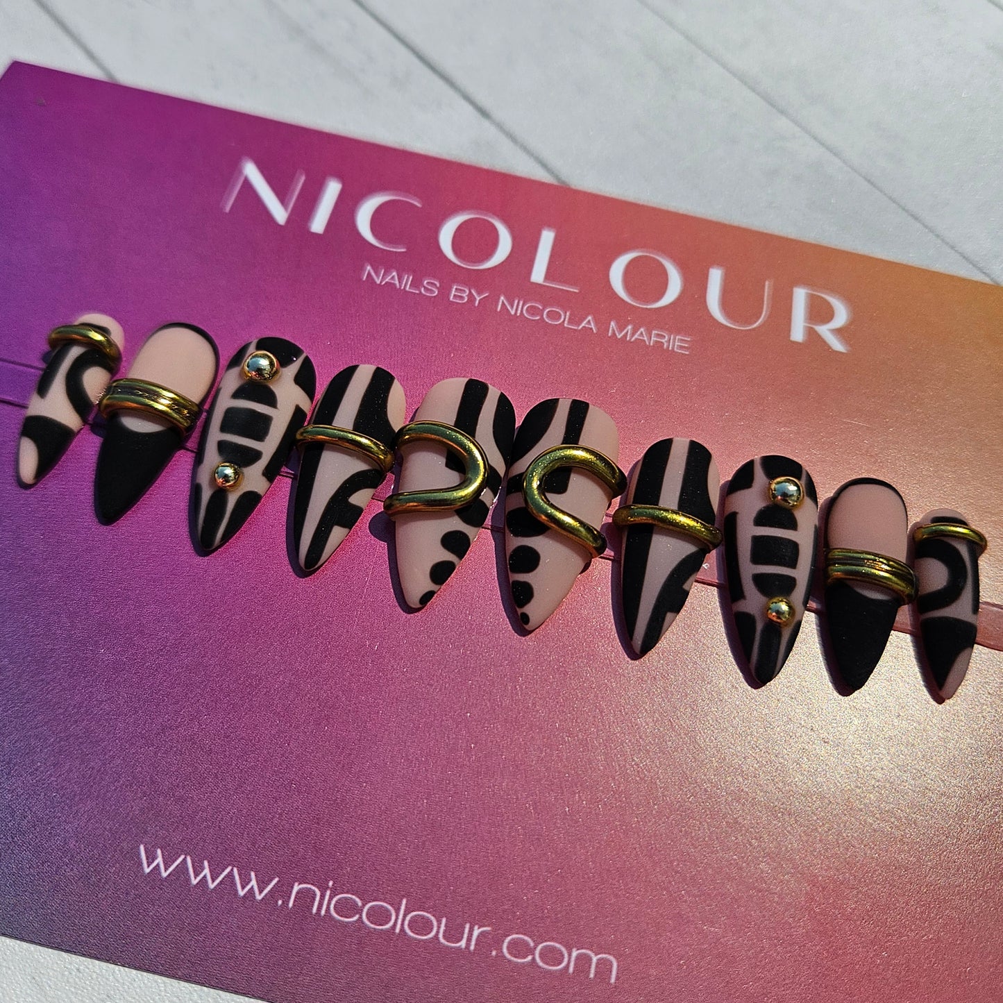 Heritage press on nail set